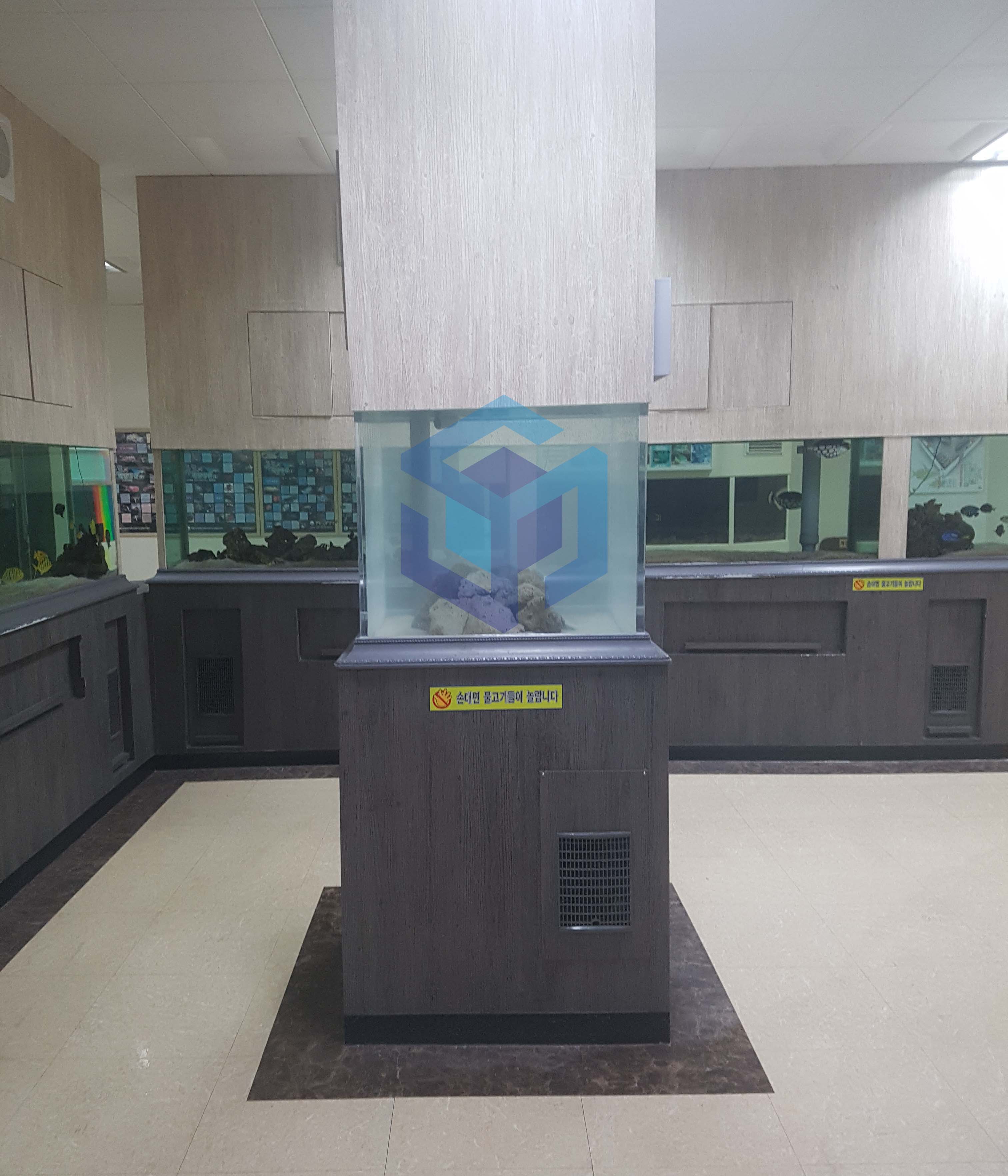 기둥 관상어수족관.jpg
